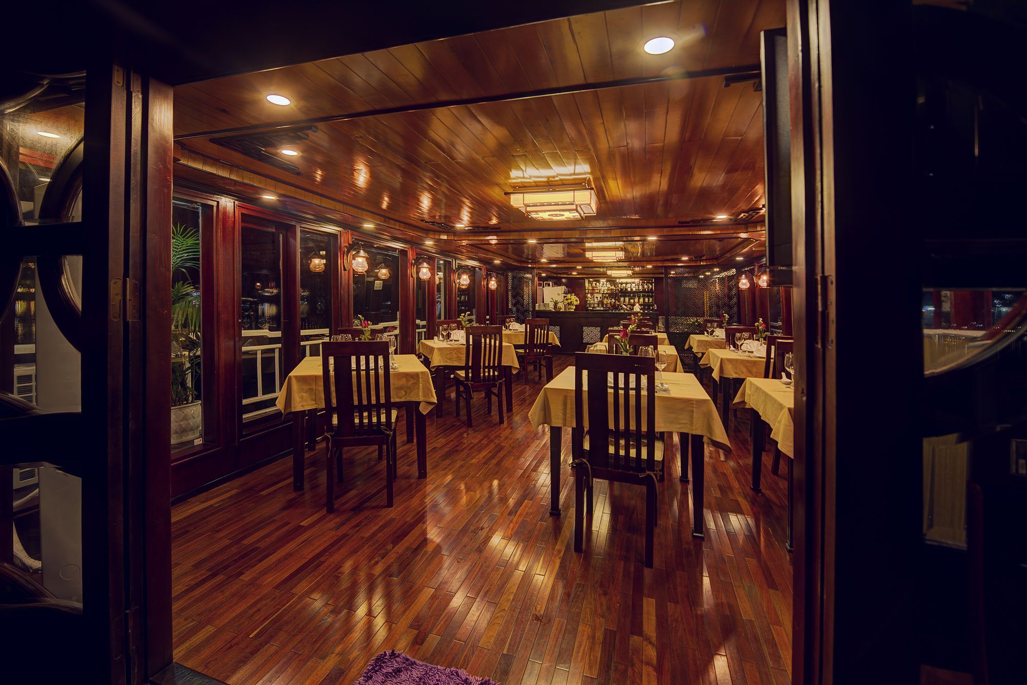 Swan Cruises Halong